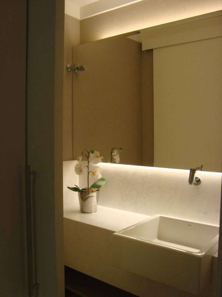 64. Cuba para banheiro branca embutida na bancada de m&aacute;rmore. Projeto por Daniella Lima