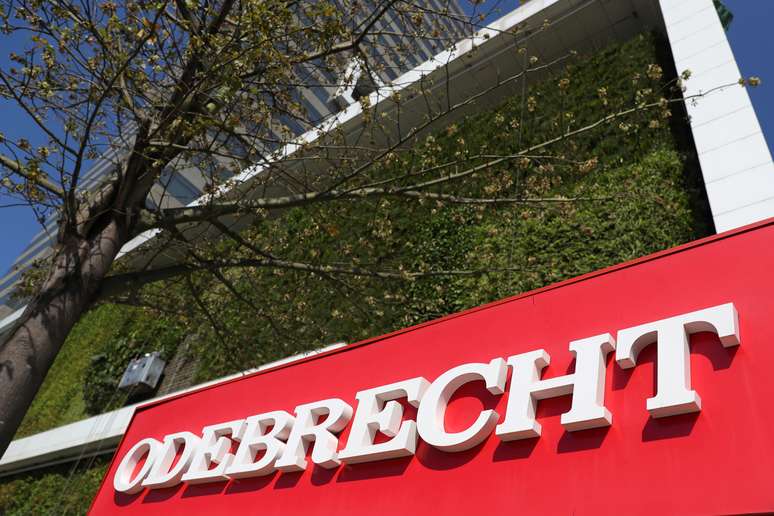 Logotipo da Odebrecht na frente do prédio matriz da companhia, em São Paulo. 29/7/2019. REUTERS/Amanda Perobelli 