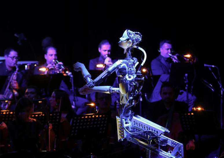 Robô maestro rege orquestra na  Sharjah Performing Arts Academy, em Sharjah 31/1/2020 REUTERS/Satish Kumar