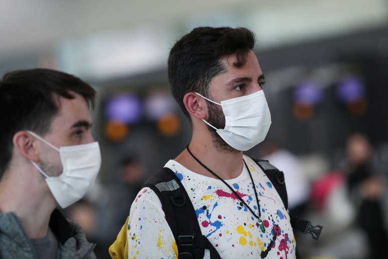 Viajantes usam m&aacute;scaras no aeroporto de Guarulhos
03/02/2020
REUTERS/Amanda Perobelli