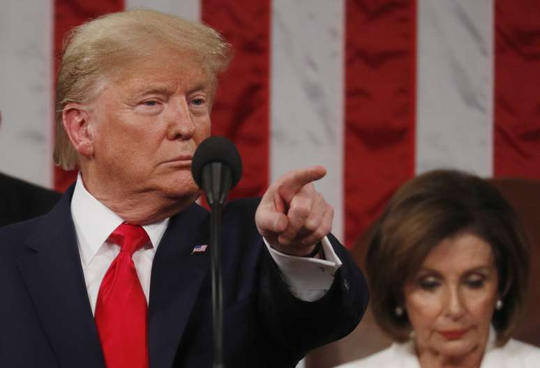 Presidente dos EUA, Donald Trump, discursa no Congresso, com a advers&aacute;ria democrata Nancy Pelosi, presidente da C&acirc;mara dos Deputados, ao fundo
04/02/2020
REUTERS/Leah Millis/POOL