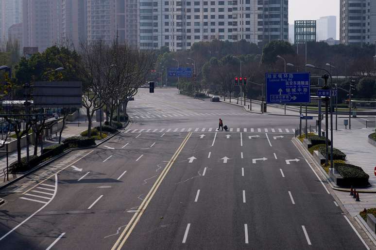 Avenida praticamente deserta no distrito financeiro de Pudong, em Xangai, conforme a China luta contra surto do novo coronav&iacute;rus
03/02/2020
REUTERS/Aly Song