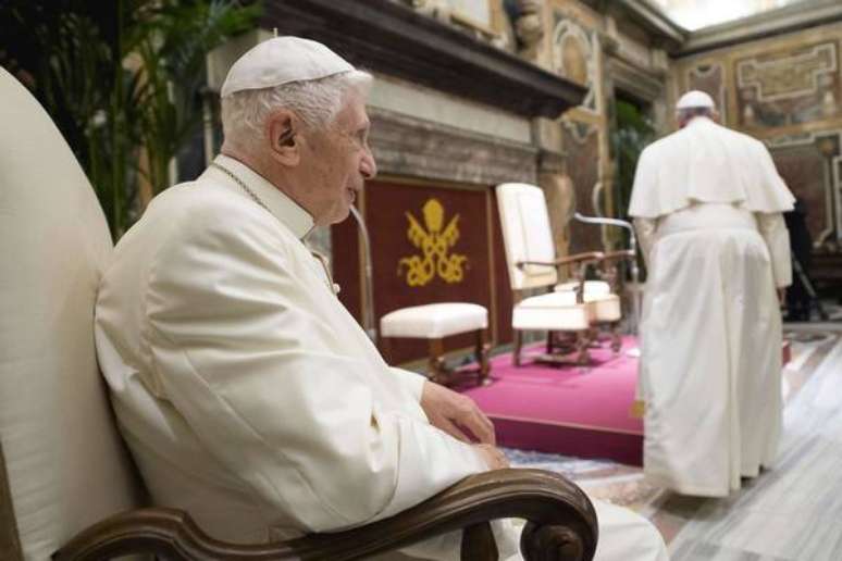 Bento XVI e Francisco durante uma cerimônia no Vaticano, em junho de 2016