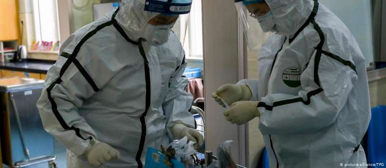 Médicos com proteção contra coronavírus em Wuhan