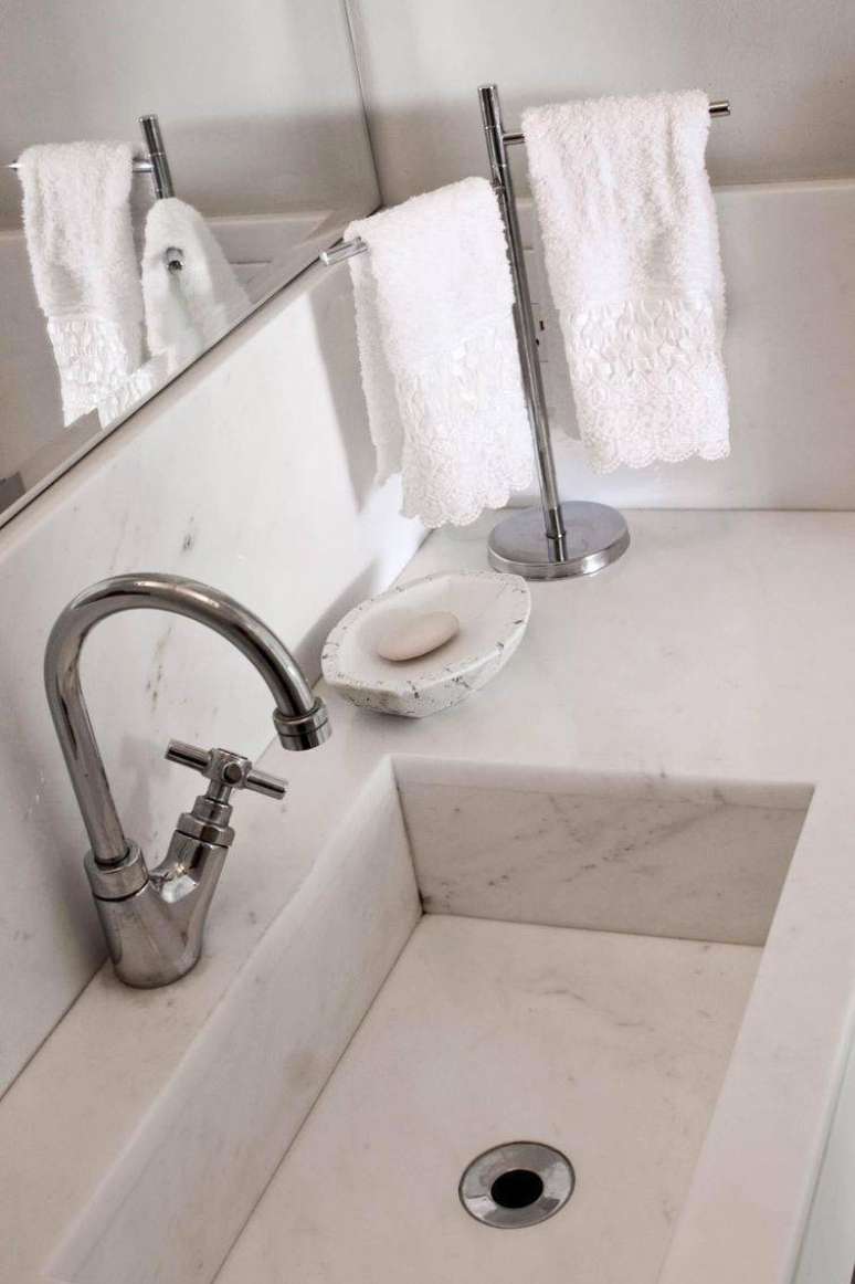 61. Detalhe de uma cuba para banheiro de mármore branco. Projeto por Kolanian Pasquini