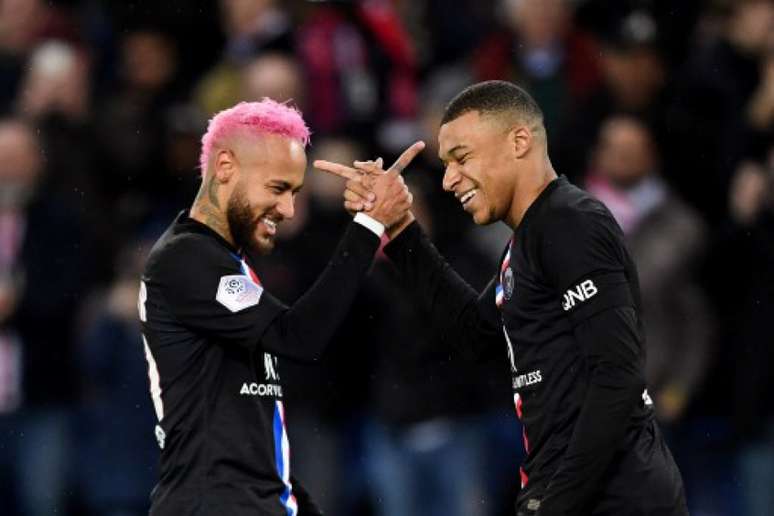 Neymar e Mbappé na vitória sobre o Montpellier: dupla já marcou 37 gols na temporada (Foto: MARTIN BUREAU/AFP)