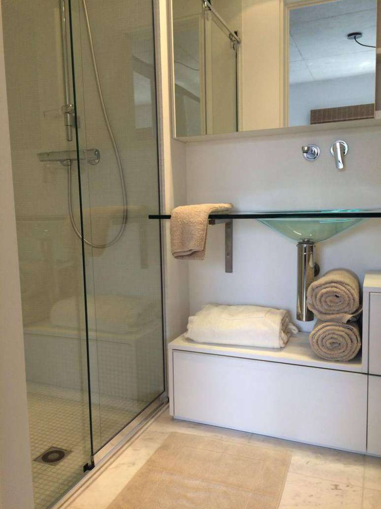 30. Cuba para banheiro feita de vidro &eacute; muito moderna e deixa o ambiente mais leve. Projeto por Cristina Bozian