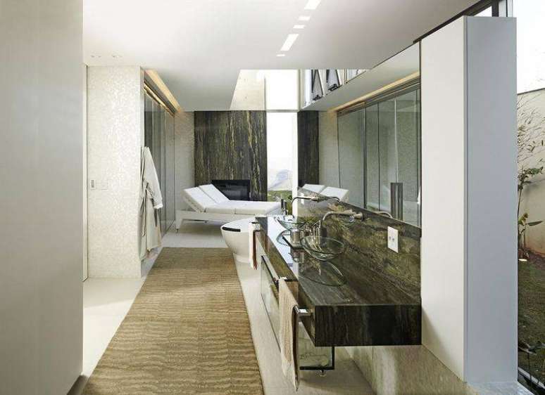 25. Cuba para banheiro feita de vidro ou acrílico deixa o ambiente visualmente mais espaçoso. Projeto por Angela Pinho