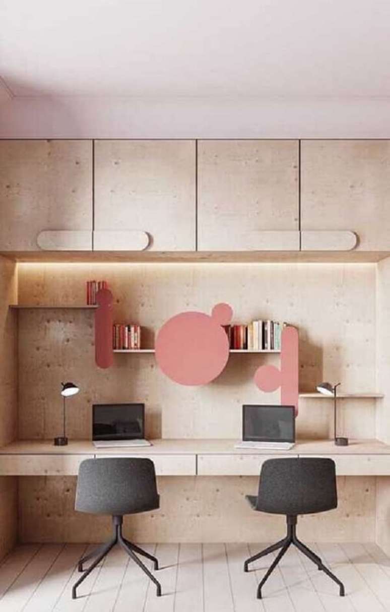 55. A prateleira criativa se destaca na decora&ccedil;&atilde;o do escrit&oacute;rio planejado. Fonte: Pinterest