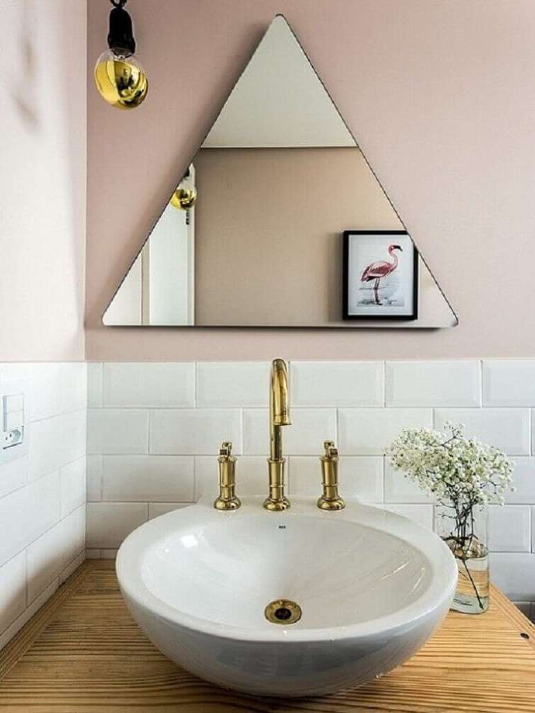 43. A cuba para banheiro em estilo escandinavo têm bancada de madeira e metais com bicas alta. Fonte: Pinterest