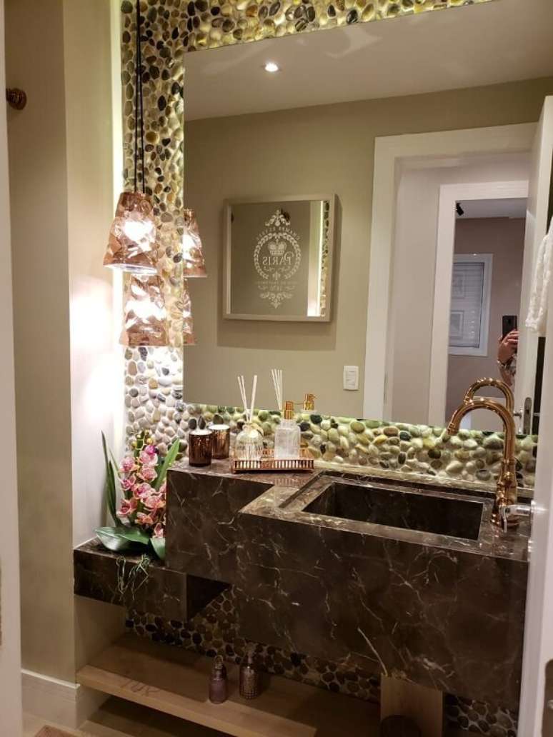 70. Cuba para banheiro esculpida em m&aacute;rmore escuro. Projeto por Giovana Ciacco Interiores