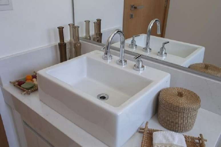 52. As cubas para banheiro podem ter metais com misturador para &aacute;gua fria ou quente. Fonte: Ana Spagnuolo & Marcos Ribeiro