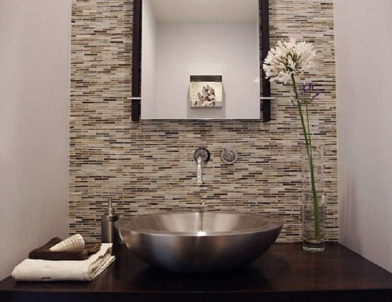 37. As cubas para banheiro de inox são ótimas alternativas para ambientes modernos. Fonte: Pinterest