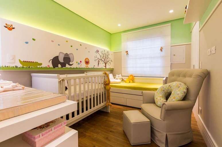 13. Quarto decorado com tema de safári no papel de parede infantil para quarto de bebê