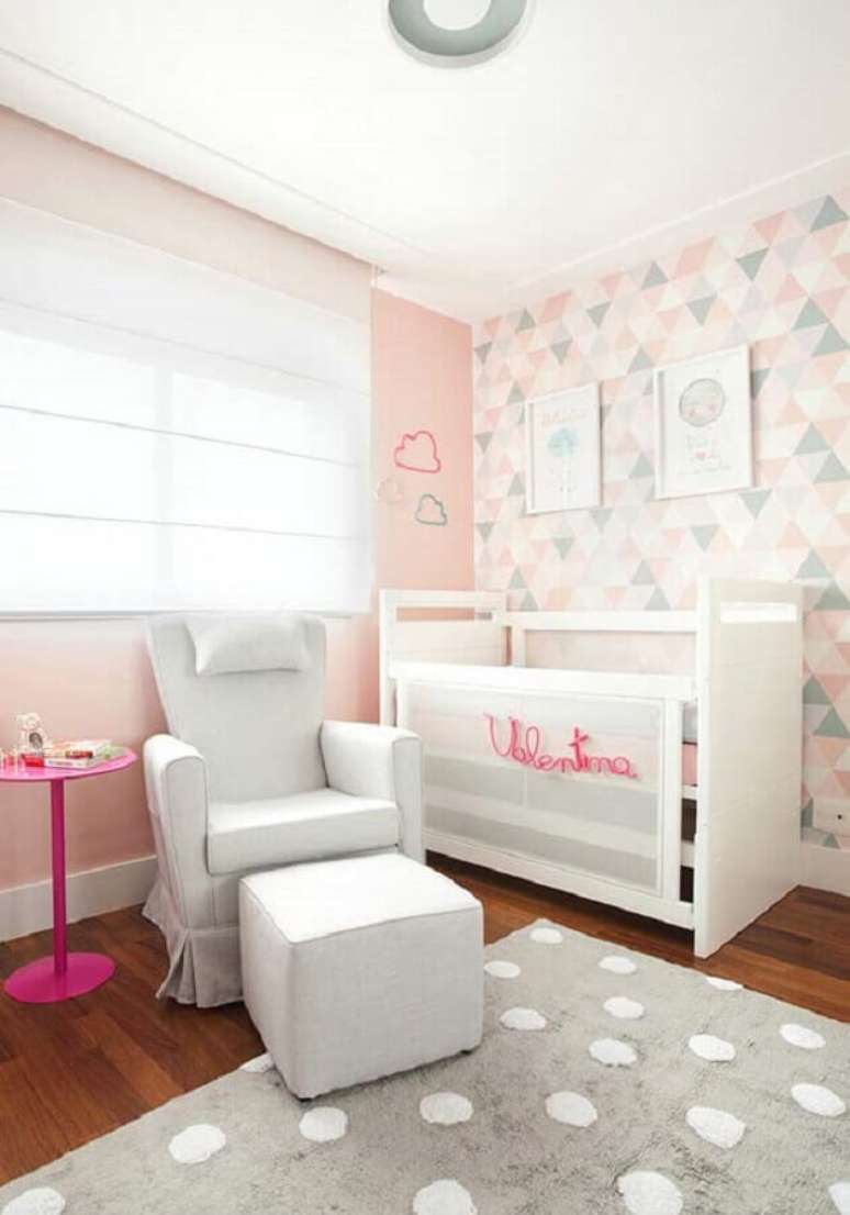 61. Decoração em tons pastéis com papel de parede para quarto de bebê feminino com estampa minimalista – Foto: Pinterest