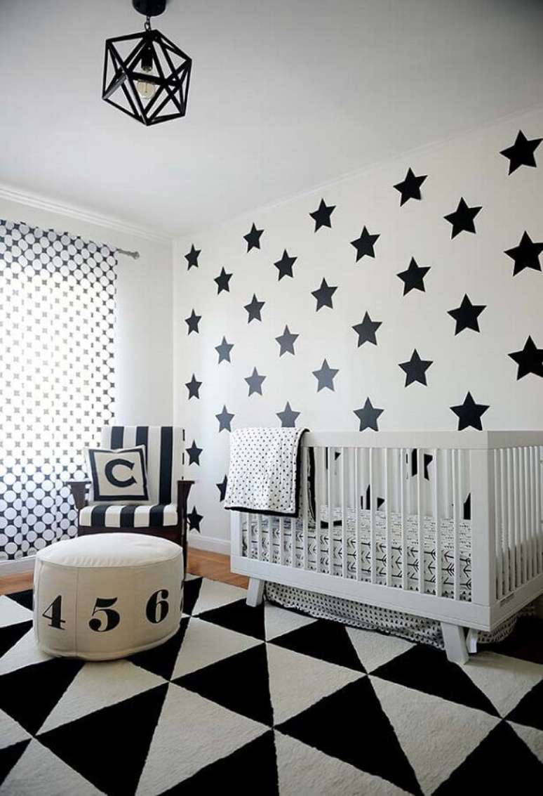 11. Decoração preto e branca com estampa de estrelas para papel de parede para quarto de bebê masculino – Foto: Frenchy Fancy