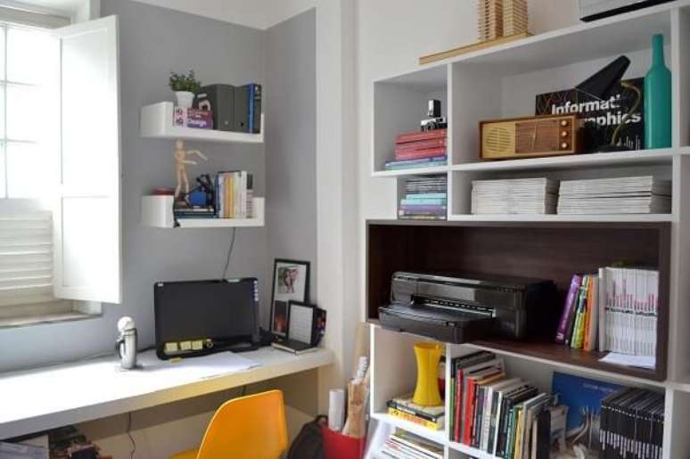 17. Os nichos e prateleiras facilitam a organiza&ccedil;&atilde;o do escrit&oacute;rio planejado. Projeto por Camila Muniz