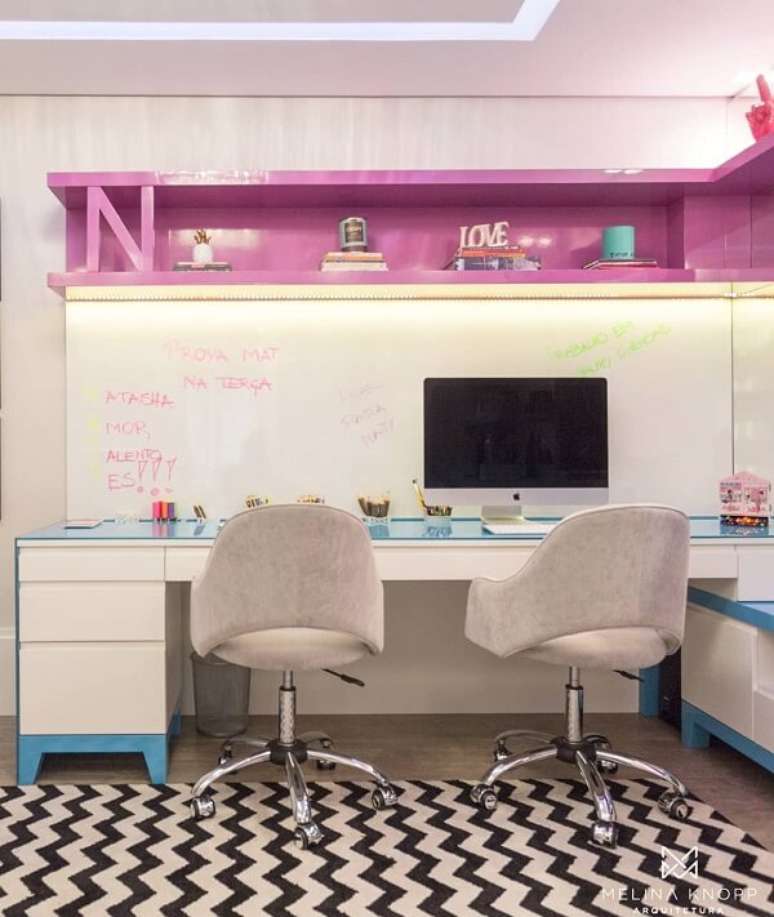 8. Escrit&oacute;rio planejado com vasto mural branco para marca&ccedil;&atilde;o de tarefas e metas. Fonte: Pinterest