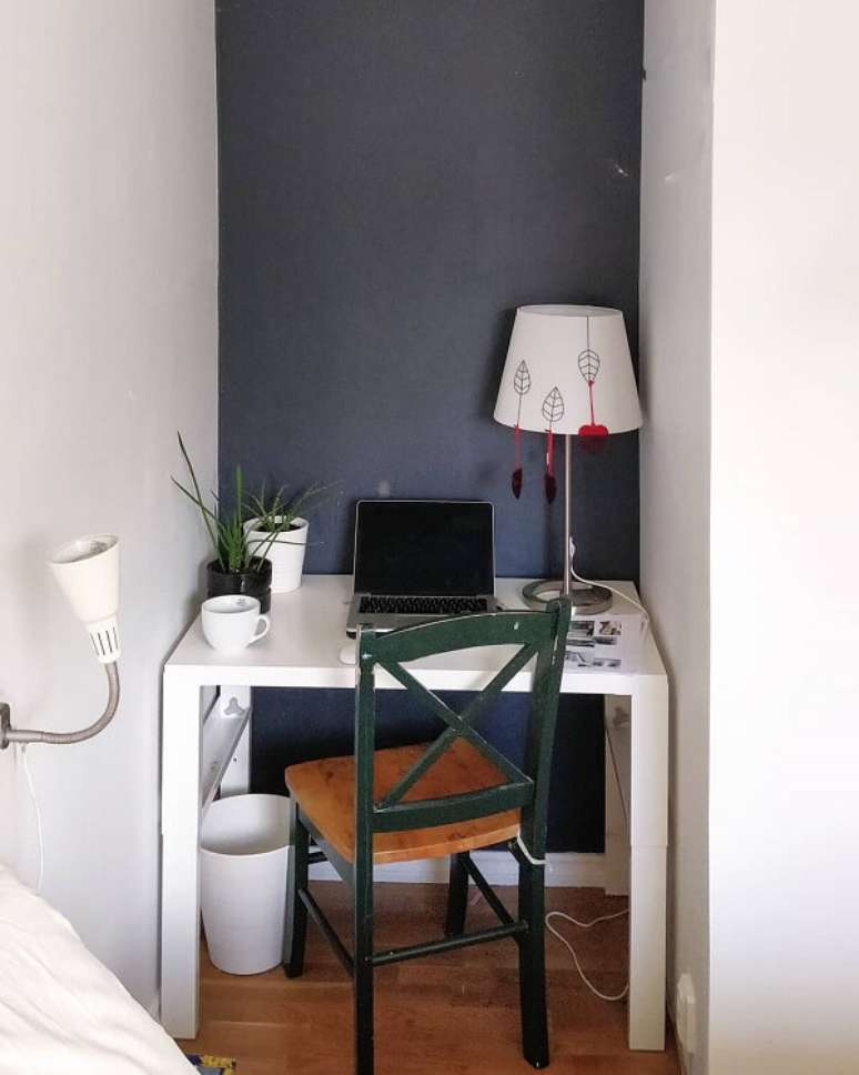 22. A mesa planejada se encaixa perfeitamente no mini escrit&oacute;rio planejado. Fonte: Pinterest