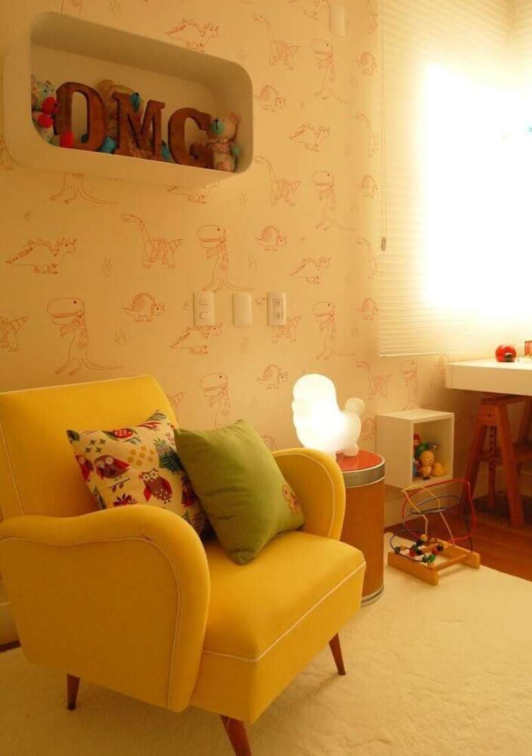 22. Quarto de beb&ecirc; decorado com papel de parede com estampa de dinossauro