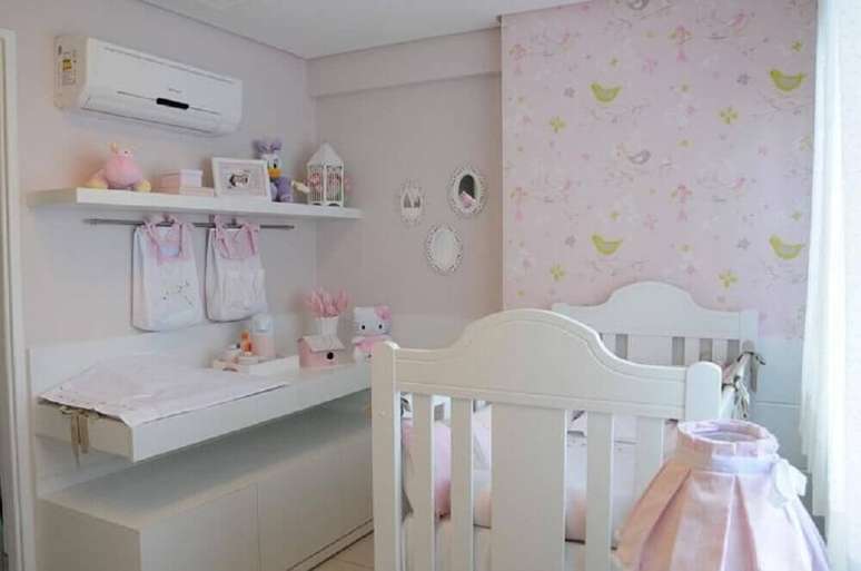 39. Quarto de bebê feminino com papel de parede estampado com passarinhos