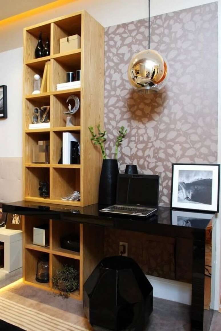 24. Estante de madeira e pendente redondo de metal para o escrit&oacute;rio planejado. Projeto por Vanja Maia