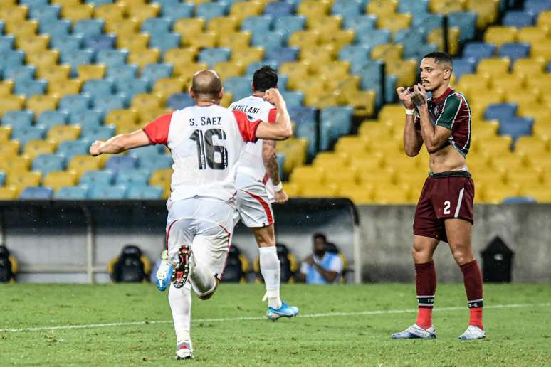 Gilberto observa jogadores comemorarem gol do La Calera.