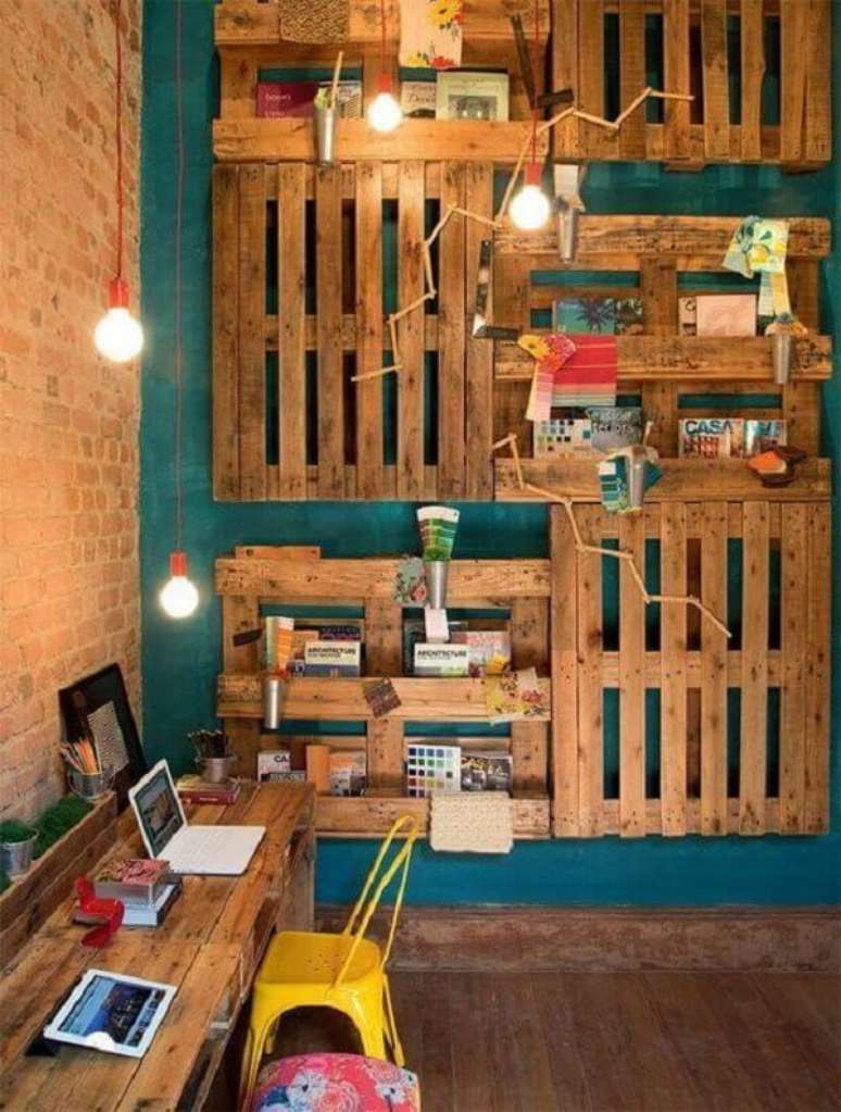 50. Utilize pallets para compor a decora&ccedil;&atilde;o do escrit&oacute;rio planejado. Fonte: Pinterest
