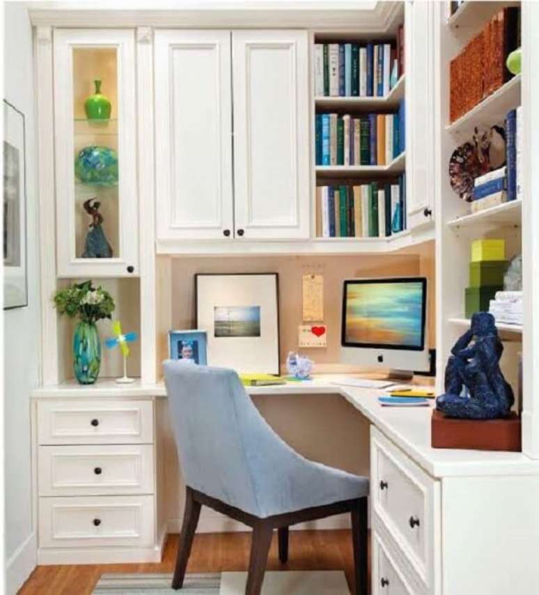 28. A mesa de escrit&oacute;rio planejada com formato em l otimiza os espa&ccedil;os e a circula&ccedil;&atilde;o de pessoas no c&ocirc;modo. Fonte: Toda Atual