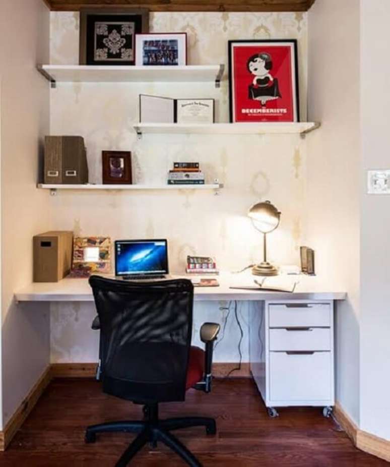 37. Utilize gaveteiro com rod&iacute;zios no escrit&oacute;rio planejado. Fonte: Feito Decora&ccedil;&atilde;o