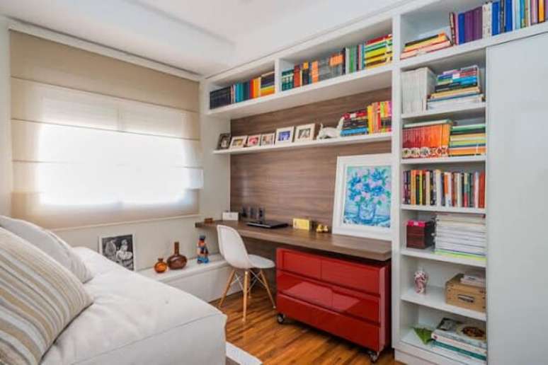 38. Utilize prateleiras e nichos no quarto com escrit&oacute;rio planejado. Fonte: Homify