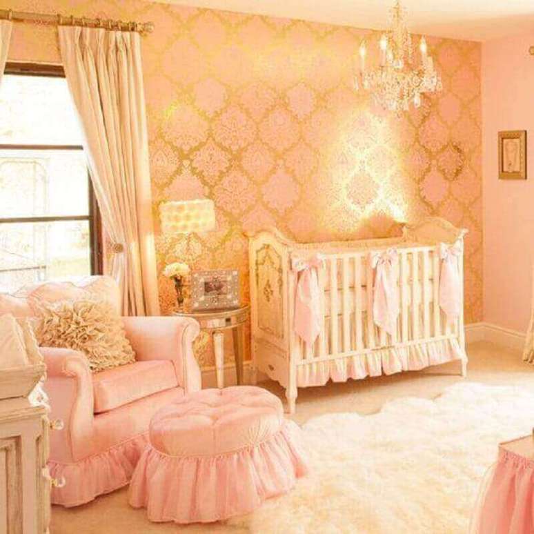 43. Papel de parede dourado e rosa para quarto de bebê feminino