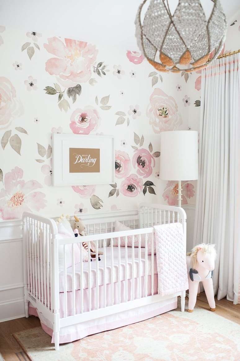 70. Decoração clean com papel de parede para quarto de bebê feminino com flores grandes em tons de rosa claro e cinza – Foto: Pinterest