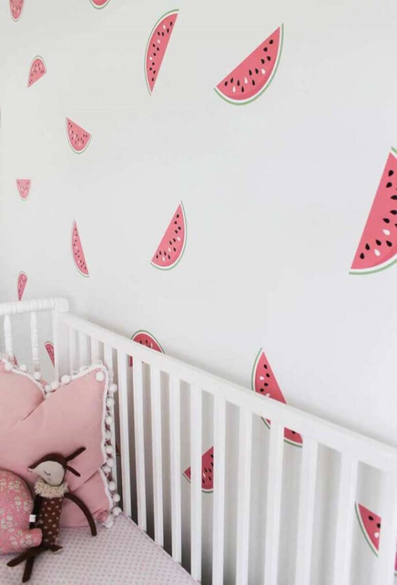 6. Escolha a estampa do papel de parede infantil para quarto de bebê conforme o estilo do quarto – Foto: Frenchy Fancy