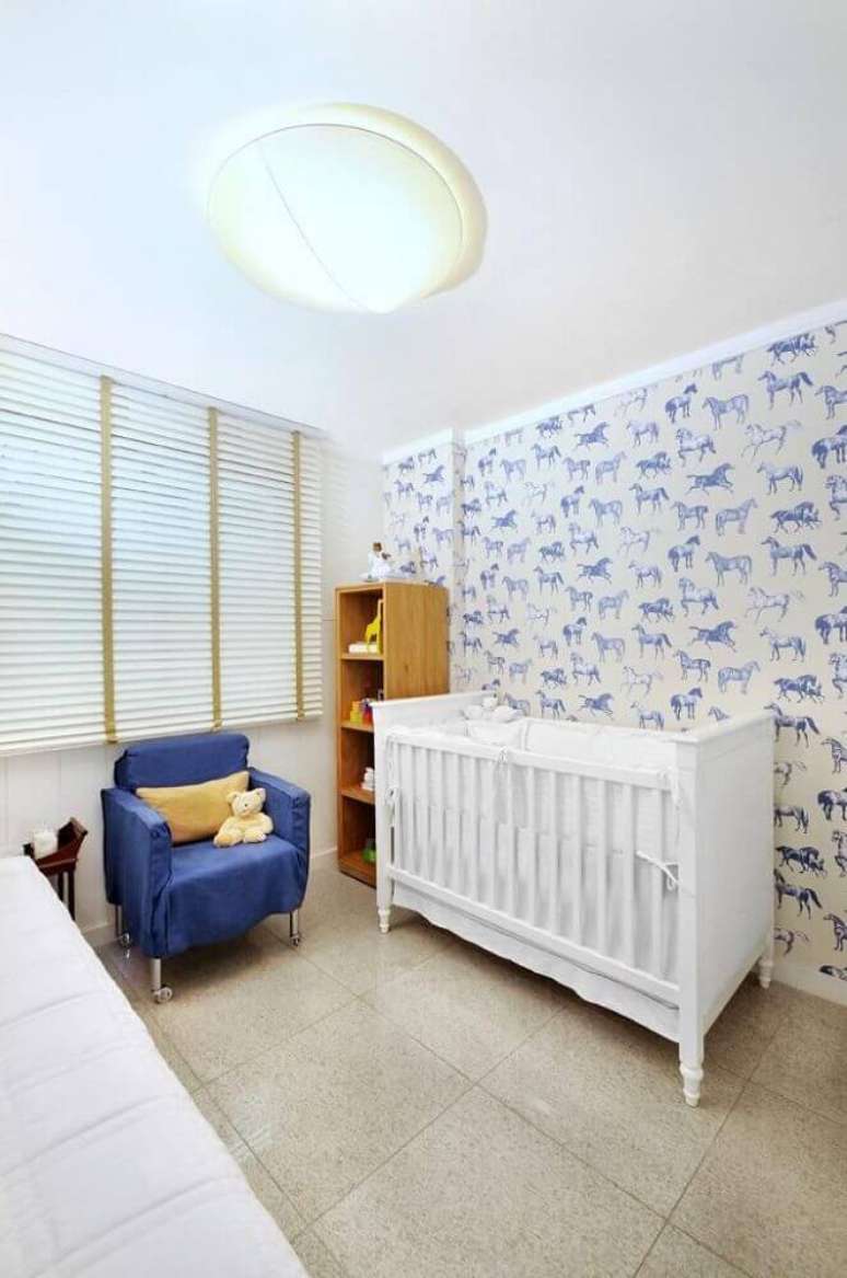 56. Decora&ccedil;&atilde;o com papel de parede infantil para quarto de beb&ecirc; com tema de cavalinho
