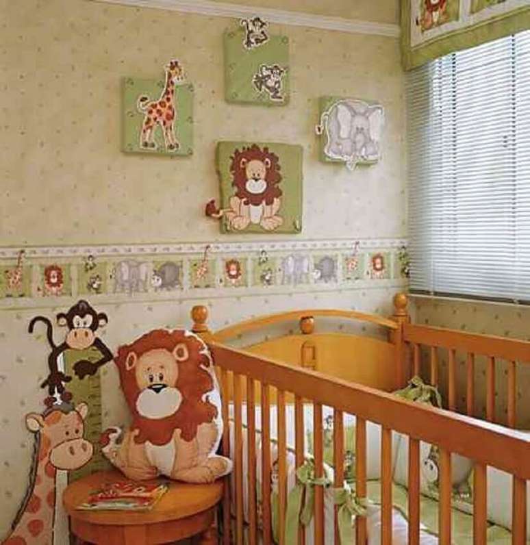 59. O safári é muito utilizado como tema de papel de parede infantil para quarto de bebê
