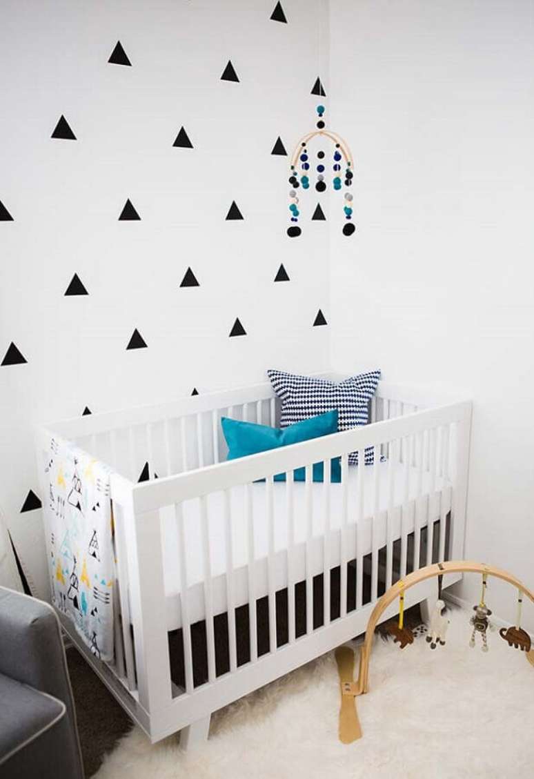 63. Decoração minimalista com papel de parede para quarto de bebê preto e branco – Foto: Pinterest