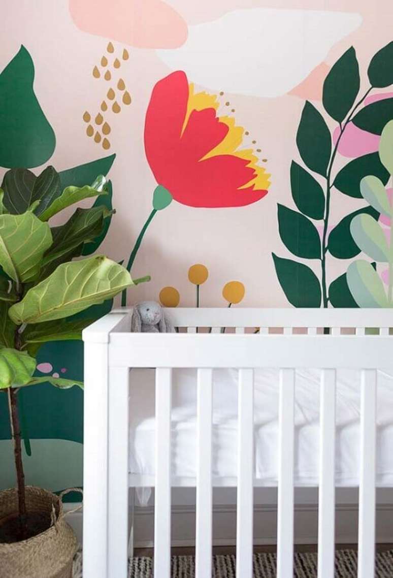 10. Não tenha medo de ousar na escolha do papel de parede para quarto de bebê feminino – Foto: Frenchy Fancy