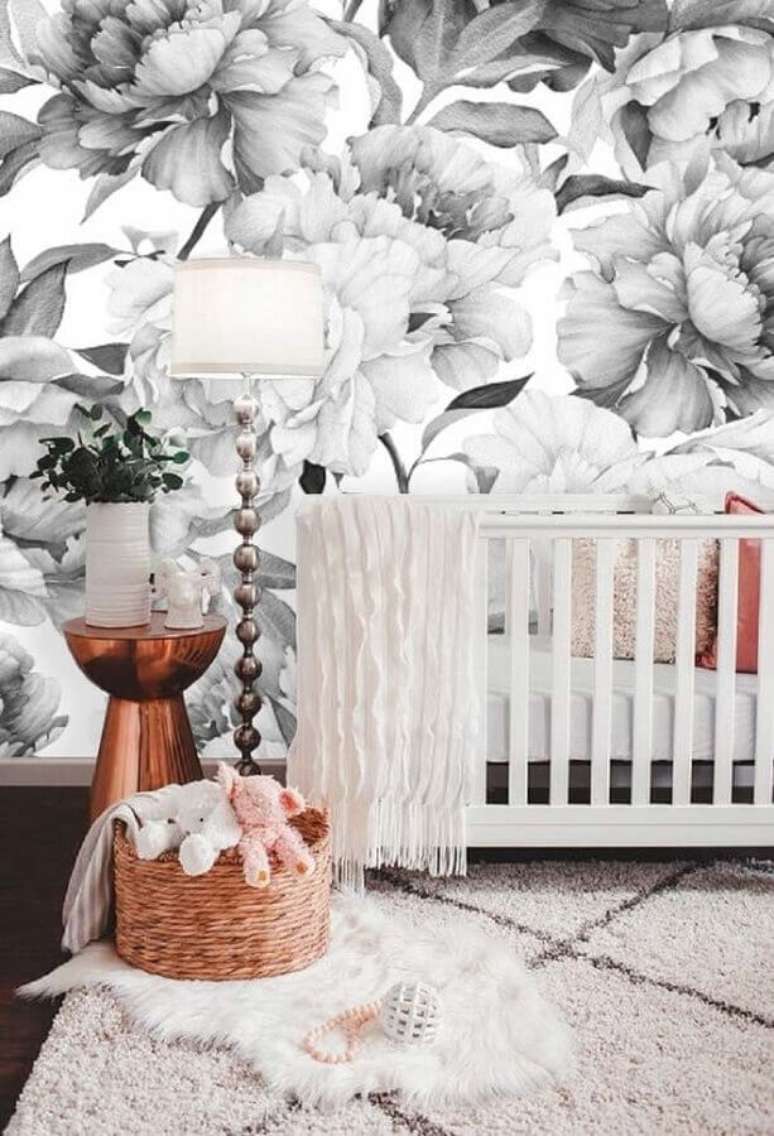65. Papel de parede para quarto de bebê com flores grandes em tons de cinza – Foto: Pinterest