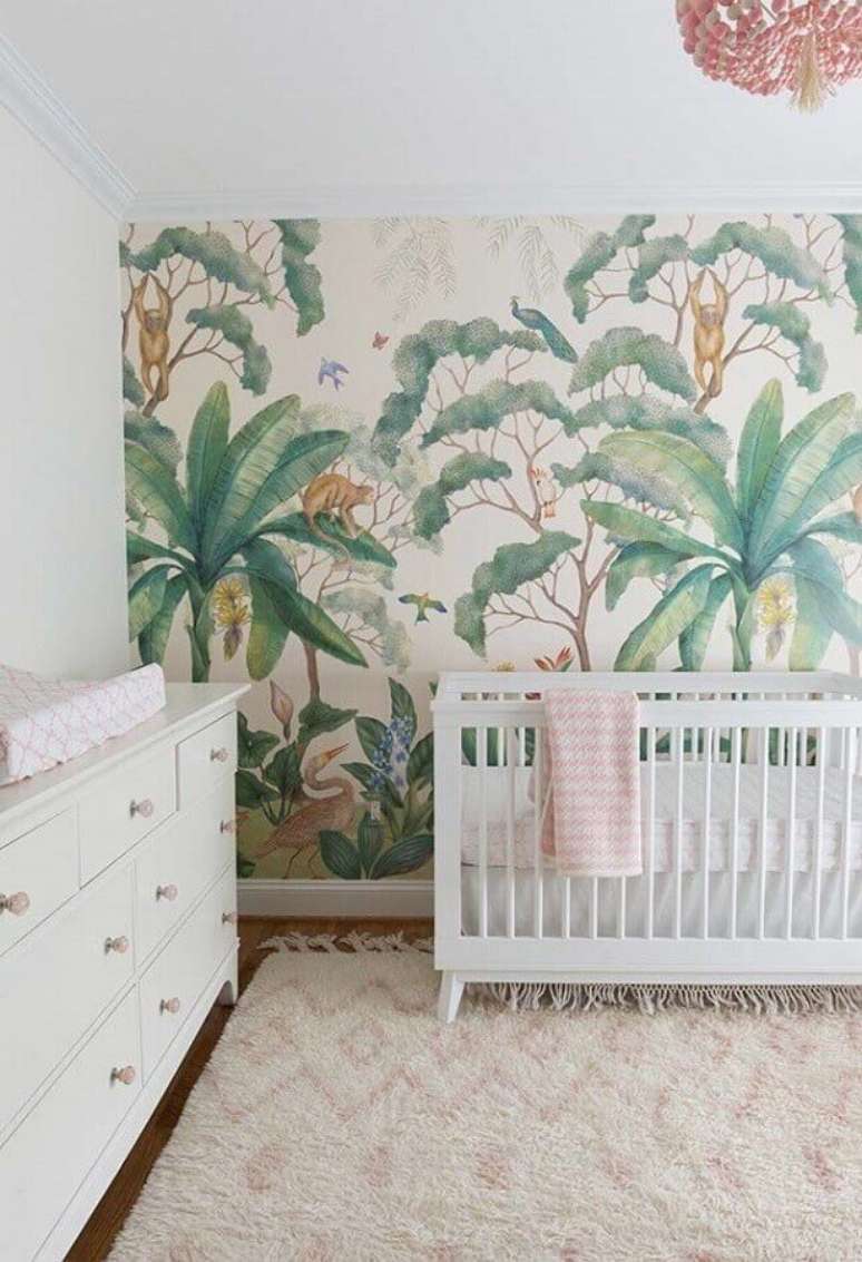 66. Decoração clean com papel de parede para quarto de bebê com estampa de folhagens – Foto: Houzz