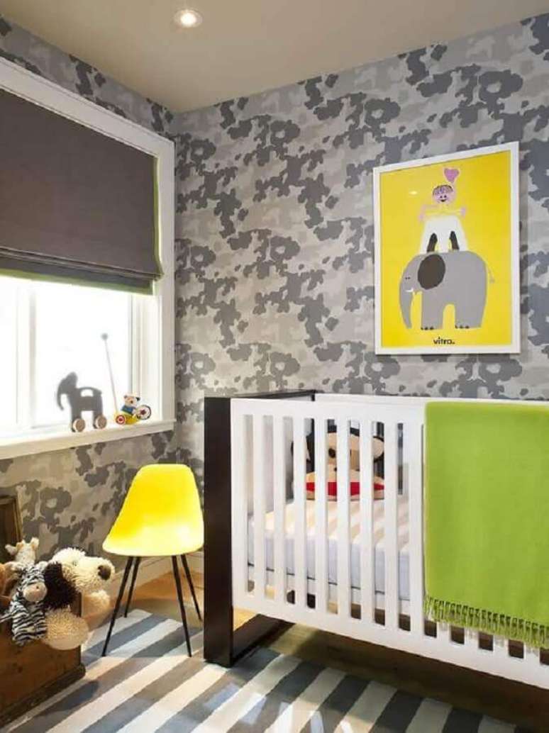 67. Papel de parede para quarto de bebê com estampa militar – Foto: Archzine