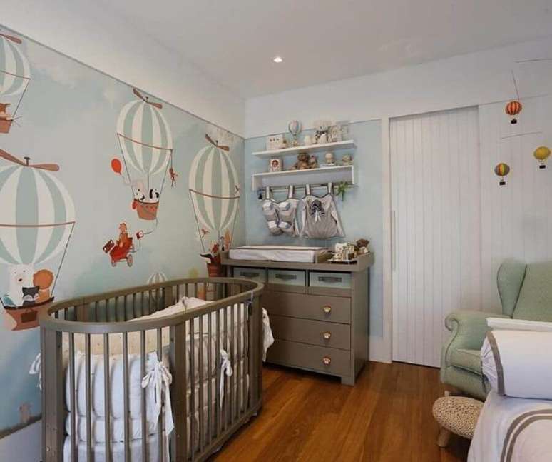 68. Decoração simples com papel de parede infantil para quarto de bebê com estampa de ursinhos voando em balões – Foto: Paola Ribeiro