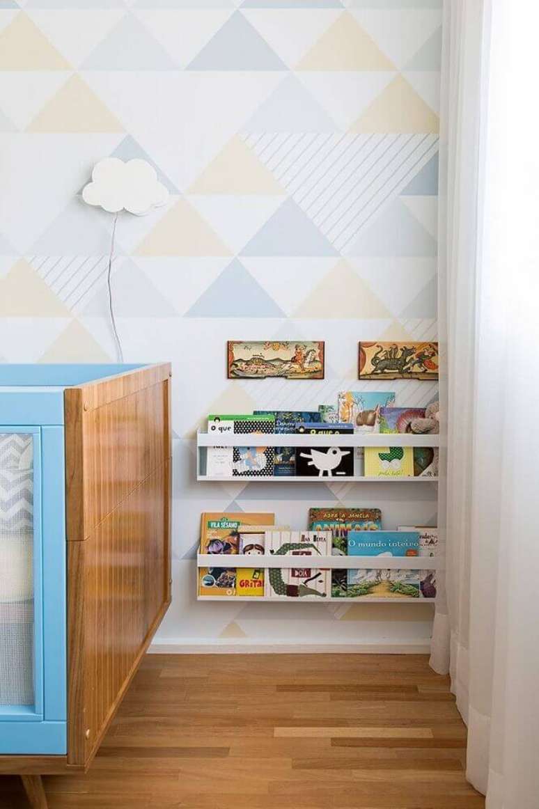 31. Decora&ccedil;&atilde;o neutra com papel de parede em tons past&eacute;is para quarto de beb&ecirc;
