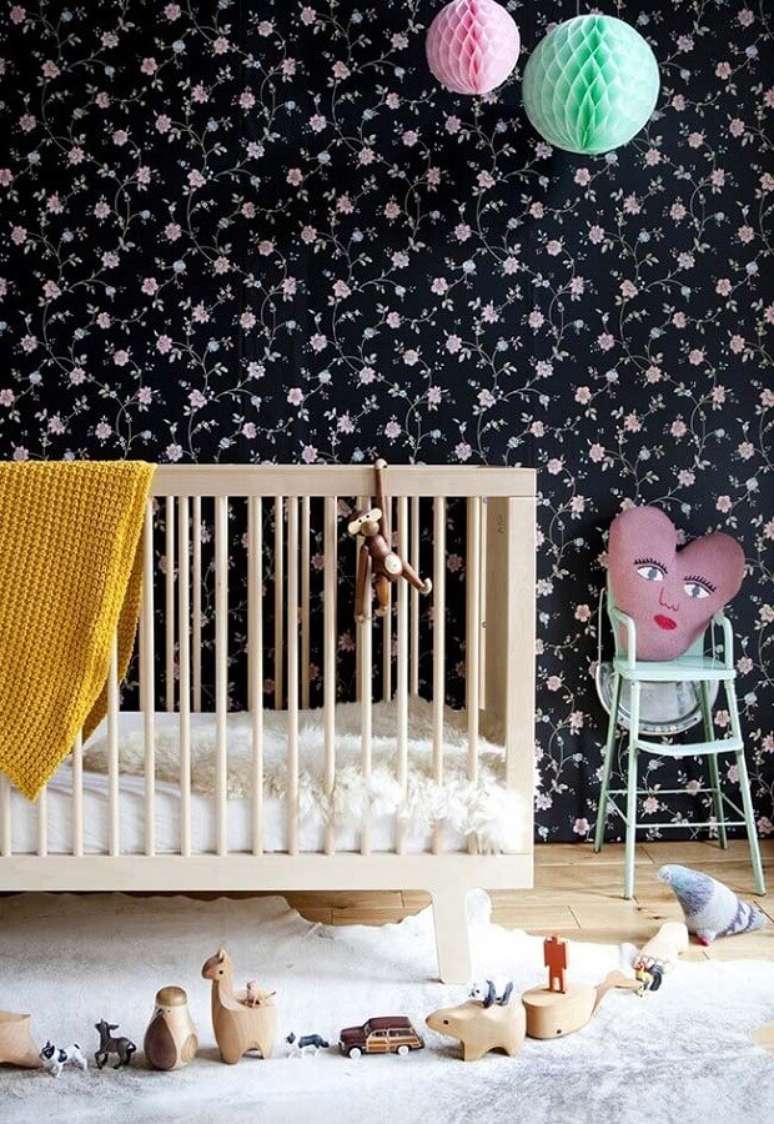 69. Decoração com papel de parede para quarto de bebê feminino com flores estampadas em fundo preto – Foto: Madame Décore