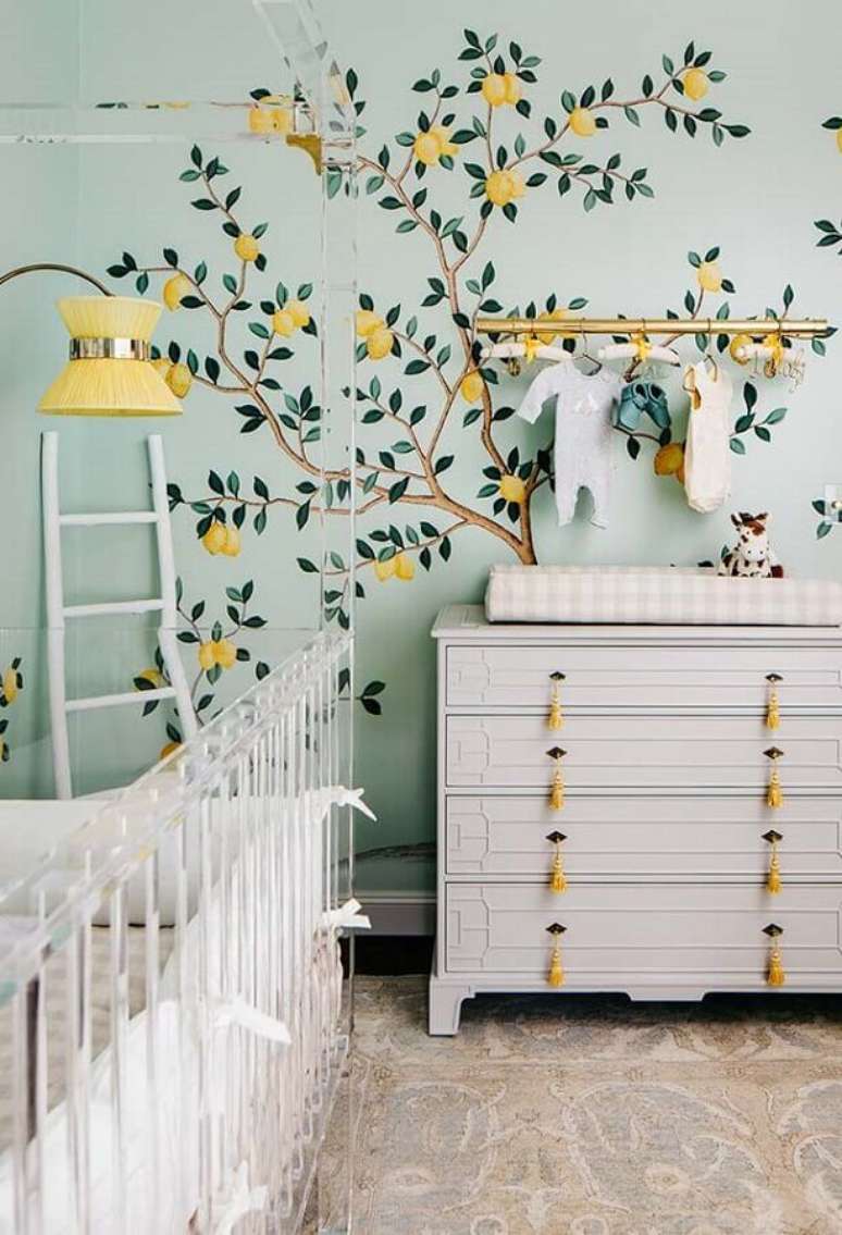 62. O papel de parede para quarto de bebê com estampa de árvore frutífera deu um toque leve na decoração – Foto: Pinterest