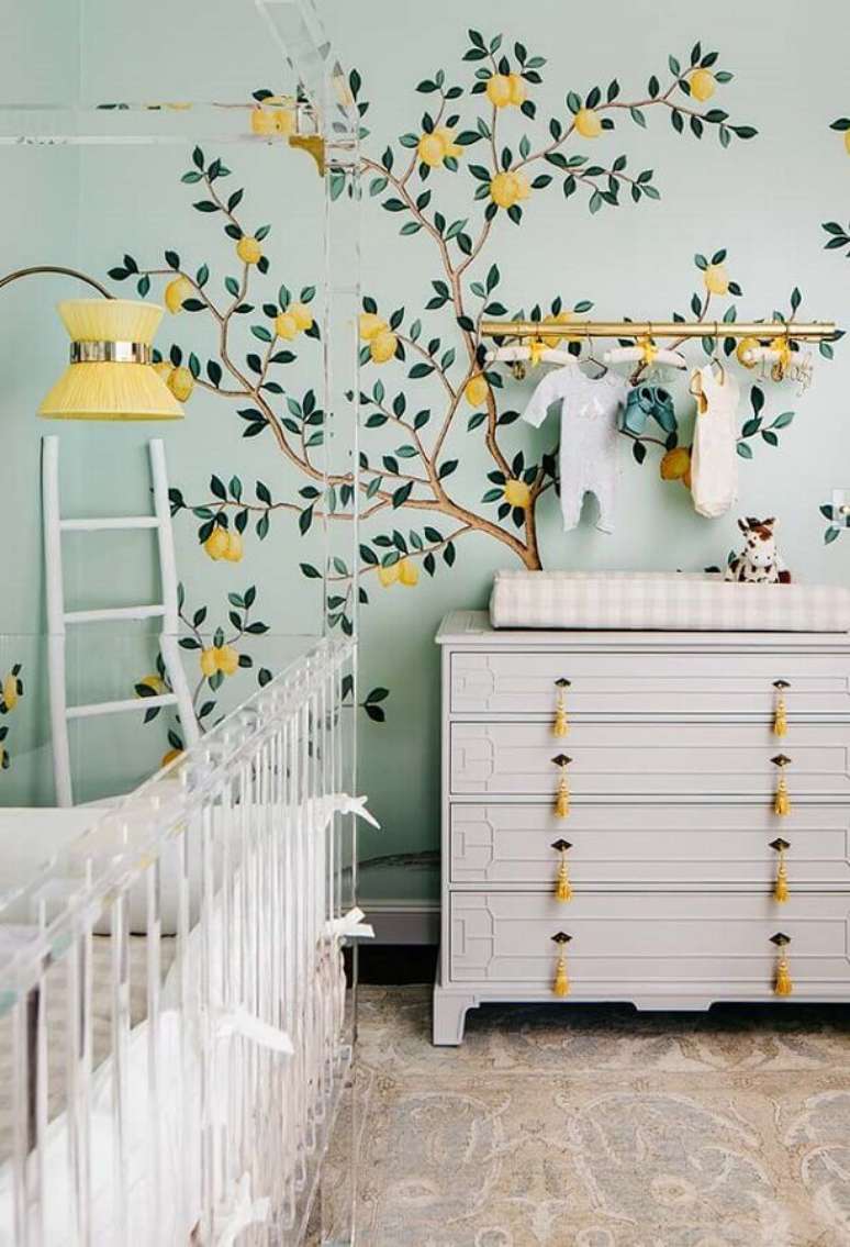 62. O papel de parede para quarto de beb&ecirc; com estampa de &aacute;rvore frut&iacute;fera deu um toque leve na decora&ccedil;&atilde;o &ndash; Foto: Pinterest