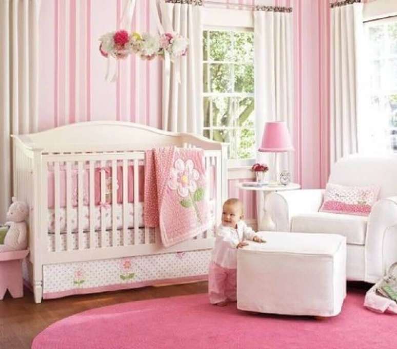 9. Listras cor de rosa no papel de parede para quarto de bebê feminino é um clássico.
