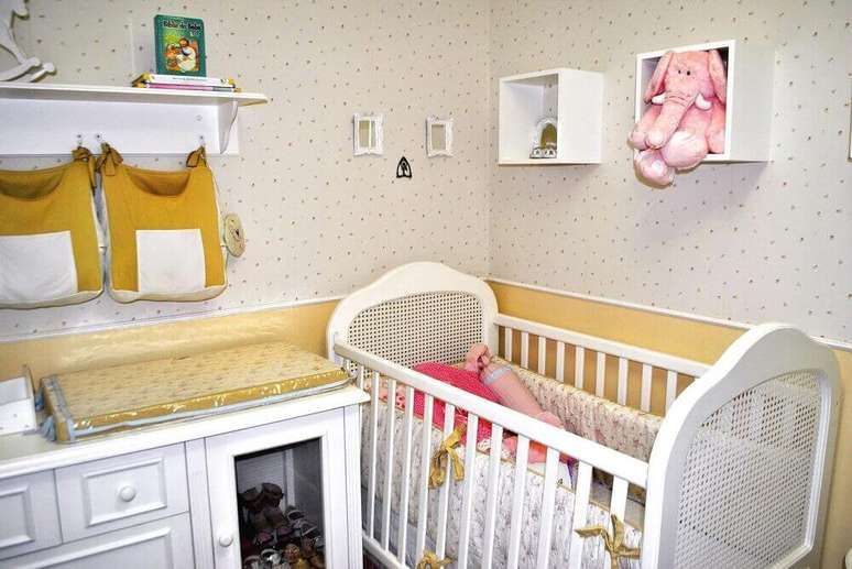 21. Quarto de bebê decorado com papel de parede e nichos