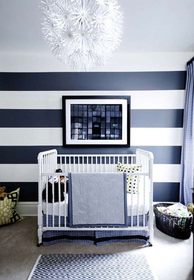 73. Papel de parede para quarto de bebê masculino com listras azuis e brancas – Foto: Casa de Valentina