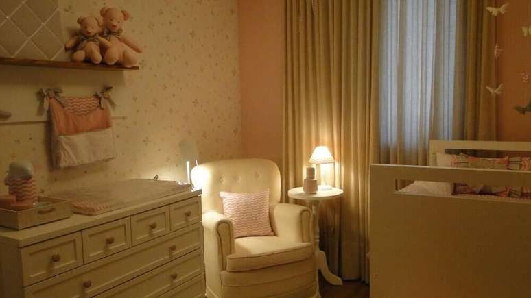 41. Quarto de beb&ecirc; com papel de parede estampado